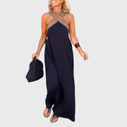 Robe avec une croix autour du cou