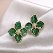 Boucles d’oreilles fleur dorée nacrée – Élégance intemporelle