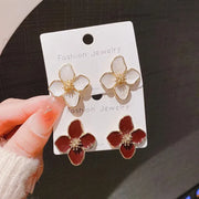 Boucles d’oreilles fleur dorée nacrée – Élégance intemporelle