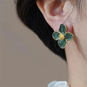Boucles d’oreilles fleur dorée nacrée – Élégance intemporelle
