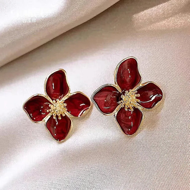 Boucles d’oreilles fleur dorée nacrée – Élégance intemporelle